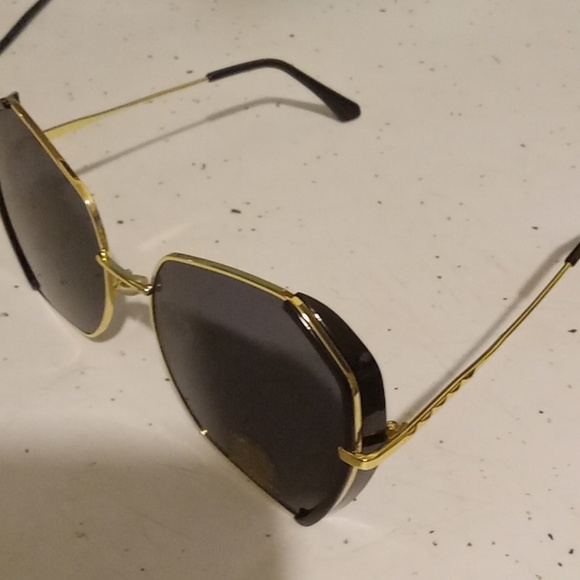 Fashion " Black & Gold " Butterfly Sunglasses - Picture 2 of 7